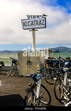 Visualizzare Alcatraz firmare alla fine di Hyde Street Pier a San Francisco, California Foto Stock