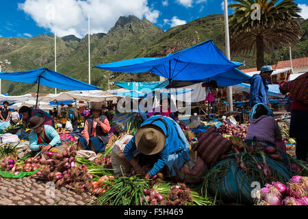 Pisac, Perù - Dicembre 2013: la gente del luogo in un mercato nella città di Pisac, nella Valle Sacra. Foto Stock