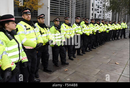 Londra, Regno Unito. Il 4 novembre 2015. 'Non concede tasse' marcia di protesta da parte di centinaia di studenti attraverso Londra in segno di protesta contro la possibilità di demolizione università borse di studio il 4 novembre 2015 Credit: KEITH MAYHEW/Alamy Live News Foto Stock