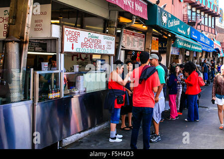 Campionamento di persone la famosa clam chowder in vendita dal Fisherman's Grotto su Fisherman Wharf Pier 45 in San Francisco CA Foto Stock