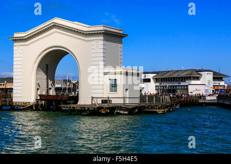 Pier 43 Ferry Arch sul Fisherman's Wharf di San Francisco CA Foto Stock