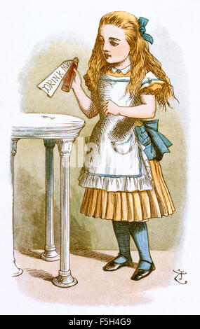 Alice circa da bere il flacone etichettato 'Drink me' da 'l'asilo nido "Alice", un ridotto adattamento di "Alice nel paese delle meraviglie" destinate a bambini sotto i 5 anni scritto da Lewis Carroll (1832-1898) stesso. Questa edizione contiene 20 selezionata Illustrazioni di Sir John Tenniel (1820-1914) dal libro originale che sono state ingrandite e colorate da Emily Gertrude Thomson (1850-1929). Vedere la descrizione per maggiori informazioni. Foto Stock