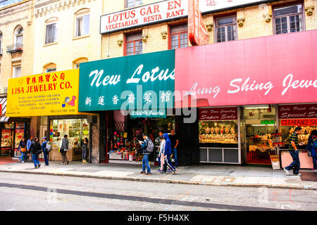 Negozi su e intorno a concedere e a Washington strade nella Chinatown di San Francisco, California Foto Stock