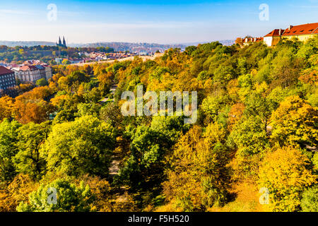 Autunno vista dal ponte Nuselsky, Praga, Repubblica Ceca Foto Stock