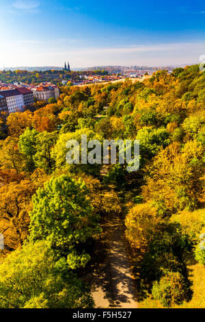 Autunno vista dal ponte Nuselsky, Praga, Repubblica Ceca Foto Stock