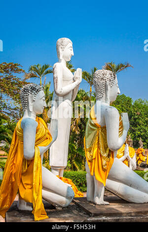 Antica statua del Buddha al Wat Yai Chaimongkol nella città storica di Ayutthaya, Thailandia Foto Stock