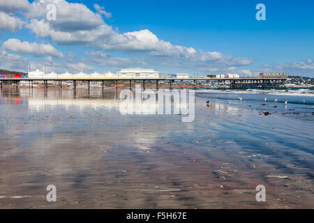 Paignton pier riflessa sul bagnato e sulla spiaggia Devon England Regno Unito Europa Foto Stock