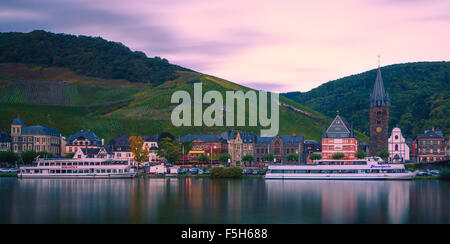 Bernkastel-Kues è un ben noto centro vitivinicolo sul Medio Moselle nel quartiere Bernkastel-Wittlich in Germania Foto Stock