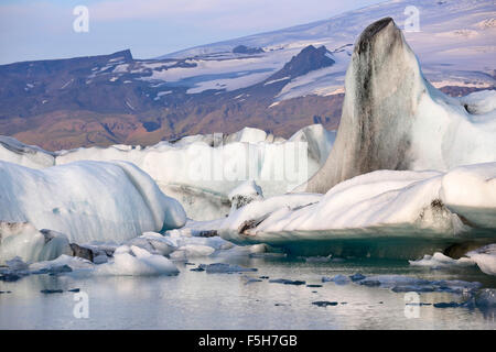 Iceberg, Jokulsarlon laguna glaciale, bordo meridionale del ghiacciaio Vatnajokull, Vatnajokull National Park, Islanda Foto Stock