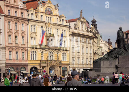 Pedoni affollano la Piazza della Città Vecchia di Praga in una giornata di sole. Foto Stock