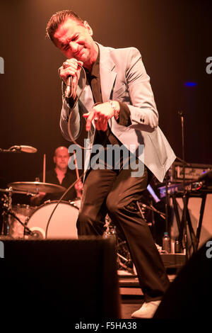 Milano Italia. 04 novembre 2015. Il cantante inglese-cantautore e lead vocal di Depeche Mode DAVE GAHAN con il duo elettrico Soulsavers suona dal vivo sul palco a Fabrique a presenta il loro nuovo secondo album "Angeli e fantasmi' Credito: Rodolfo Sassano/Alamy Live News Foto Stock