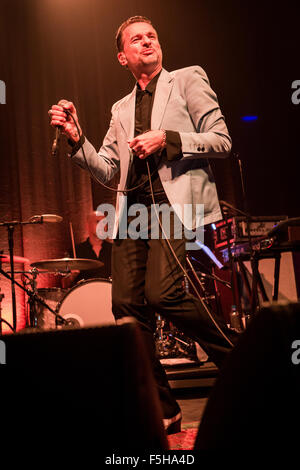 Milano Italia. 04 novembre 2015. Il cantante inglese-cantautore e lead vocal di Depeche Mode DAVE GAHAN con il duo elettrico Soulsavers suona dal vivo sul palco a Fabrique a presenta il loro nuovo secondo album "Angeli e fantasmi' Credito: Rodolfo Sassano/Alamy Live News Foto Stock