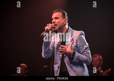 Milano, Italia. 04 Nov, 2015. Il alternativa inglese il cantante Rock, Dave Gahan, compie durante il suo concerto dal vivo con il electronica Duo Produzione Soulsavers a Fabrique. © Roberto Finizio/Pacific Press/Alamy Live News Foto Stock