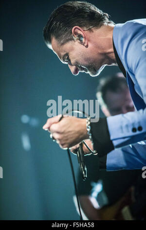 Milano, Italia. 04 Nov, 2015. Il alternativa inglese il cantante Rock, Dave Gahan, compie durante il suo concerto dal vivo con il electronica Duo Produzione Soulsavers a Fabrique. © Roberto Finizio/Pacific Press/Alamy Live News Foto Stock