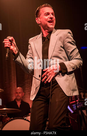 Milano Italia. 04 novembre 2015. Il cantante inglese-cantautore e lead vocal di Depeche Mode DAVE GAHAN con il duo elettrico Soulsavers suona dal vivo sul palco a Fabrique a presenta il loro nuovo secondo album "Angeli e fantasmi' Credito: Rodolfo Sassano/Alamy Live News Foto Stock