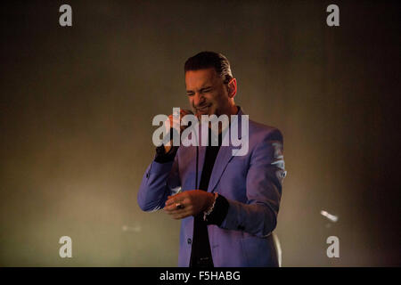 Milano, Italia. 04 Nov, 2015. Il alternativa inglese il cantante Rock, Dave Gahan, compie durante il suo concerto dal vivo con il electronica Duo Produzione Soulsavers a Fabrique. © Roberto Finizio/Pacific Press/Alamy Live News Foto Stock