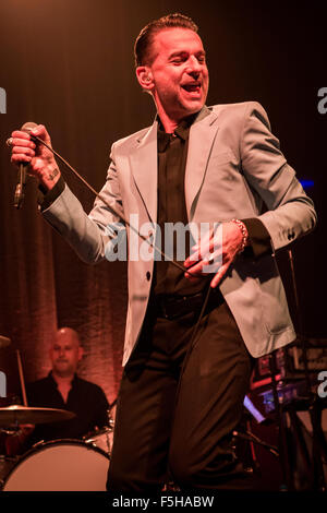 Milano Italia. 04 novembre 2015. Il cantante inglese-cantautore e lead vocal di Depeche Mode DAVE GAHAN con il duo elettrico Soulsavers suona dal vivo sul palco a Fabrique a presenta il loro nuovo secondo album "Angeli e fantasmi' Credito: Rodolfo Sassano/Alamy Live News Foto Stock