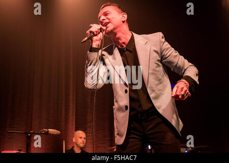 Milano Italia. 04 novembre 2015. Il cantante inglese-cantautore e lead vocal di Depeche Mode DAVE GAHAN con il duo elettrico Soulsavers suona dal vivo sul palco a Fabrique a presenta il loro nuovo secondo album "Angeli e fantasmi' Credito: Rodolfo Sassano/Alamy Live News Foto Stock