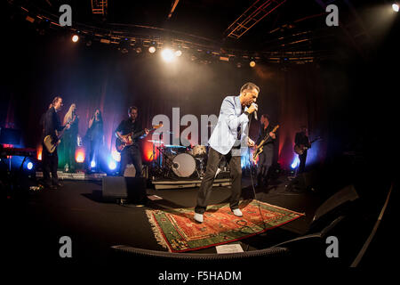 Milano Italia. 04 novembre 2015. Il cantante inglese-cantautore e lead vocal di Depeche Mode DAVE GAHAN con il duo elettrico Soulsavers suona dal vivo sul palco a Fabrique a presenta il loro nuovo secondo album "Angeli e fantasmi' Credito: Rodolfo Sassano/Alamy Live News Foto Stock