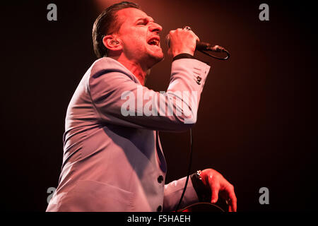 Milano Italia. 04 novembre 2015. Il cantante inglese-cantautore e lead vocal di Depeche Mode DAVE GAHAN con il duo elettrico Soulsavers suona dal vivo sul palco a Fabrique a presenta il loro nuovo secondo album "Angeli e fantasmi' Credito: Rodolfo Sassano/Alamy Live News Foto Stock