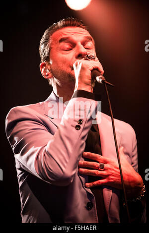 Milano Italia. 04 novembre 2015. Il cantante inglese-cantautore e lead vocal di Depeche Mode DAVE GAHAN con il duo elettrico Soulsavers suona dal vivo sul palco a Fabrique a presenta il loro nuovo secondo album "Angeli e fantasmi' Credito: Rodolfo Sassano/Alamy Live News Foto Stock