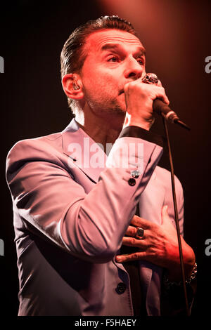 Milano Italia. 04 novembre 2015. Il cantante inglese-cantautore e lead vocal di Depeche Mode DAVE GAHAN con il duo elettrico Soulsavers suona dal vivo sul palco a Fabrique a presenta il loro nuovo secondo album "Angeli e fantasmi' Credito: Rodolfo Sassano/Alamy Live News Foto Stock