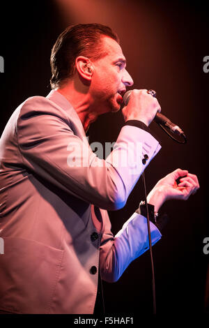 Milano Italia. 04 novembre 2015. Il cantante inglese-cantautore e lead vocal di Depeche Mode DAVE GAHAN con il duo elettrico Soulsavers suona dal vivo sul palco a Fabrique a presenta il loro nuovo secondo album "Angeli e fantasmi' Credito: Rodolfo Sassano/Alamy Live News Foto Stock