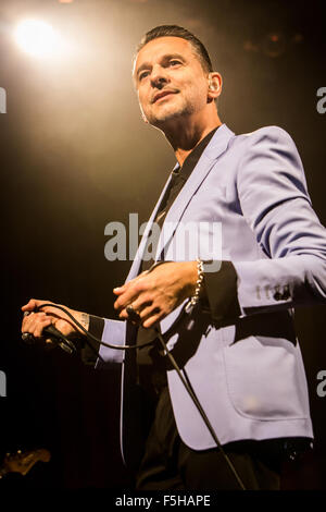 Milano Italia. 04 novembre 2015. Il cantante inglese-cantautore e lead vocal di Depeche Mode DAVE GAHAN con il duo elettrico Soulsavers suona dal vivo sul palco a Fabrique a presenta il loro nuovo secondo album "Angeli e fantasmi' Credito: Rodolfo Sassano/Alamy Live News Foto Stock