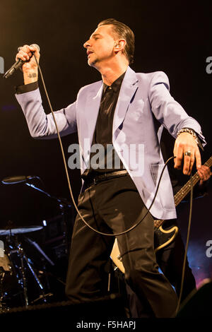 Milano Italia. 04 novembre 2015. Il cantante inglese-cantautore e lead vocal di Depeche Mode DAVE GAHAN con il duo elettrico Soulsavers suona dal vivo sul palco a Fabrique a presenta il loro nuovo secondo album "Angeli e fantasmi' Credito: Rodolfo Sassano/Alamy Live News Foto Stock