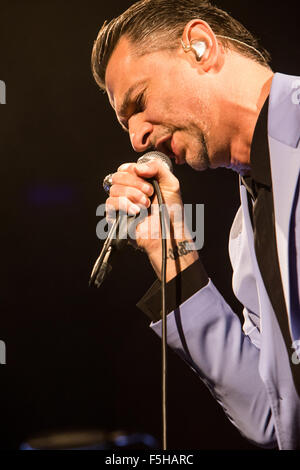 Milano Italia. 04 novembre 2015. Il cantante inglese-cantautore e lead vocal di Depeche Mode DAVE GAHAN con il duo elettrico Soulsavers suona dal vivo sul palco a Fabrique a presenta il loro nuovo secondo album "Angeli e fantasmi' Credito: Rodolfo Sassano/Alamy Live News Foto Stock