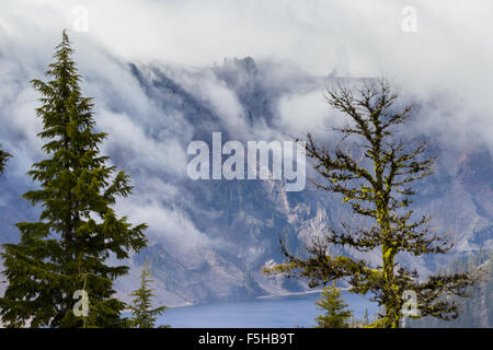 La variazione delle temperature in primavera causa una fitta nebbia a muoversi oltre il cerchio e nel cratere nel cratere del lago Oregon Foto Stock