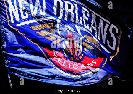 New Orleans, LA, Stati Uniti d'America. 3 Novembre, 2015. New Orleans pellicani bandiera durante il gioco tra gli Orlando Magic e New Orleans pellicani al Smoothie King Center di New Orleans, LA. Stephen Lew/CSM/Alamy Live News Foto Stock
