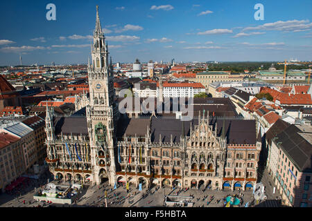 La bellissima Neue Rathaus town hall al Marienplatz a Monaco di Baviera, Germania Foto Stock