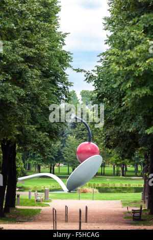 Minneapolis Sculpture Garden con Spoonbridge e ciliegia fontana scultura di Claes Oldenburg & Coosje van Bruggen Foto Stock