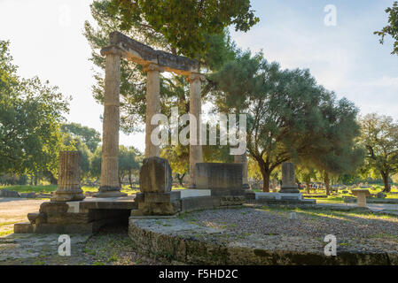 Grecia Olympia, antiche rovine dell'importante Philippeion in Olympia, luogo di nascita dei giochi olimpici - Patrimonio mondiale UNESCO s Foto Stock