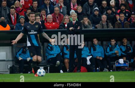 Monaco di Baviera, Germania. 4 Novembre, 2015. Arsenal Manager Arsene Wenger orologi durante la UEFA Champions League Group F match tra Bayern Monaco e Arsenal nello stadio Allianz Arena di Monaco di Baviera. Novembre 4, 2015. Credito: James Boardman/Alamy Live News Foto Stock