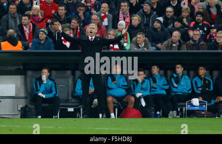 Monaco di Baviera, Germania. 4 Novembre, 2015. Arsenal Manager Arsene Wenger gesti durante la UEFA Champions League Group F match tra Bayern Monaco e Arsenal nello stadio Allianz Arena di Monaco di Baviera. Novembre 4, 2015. Credito: James Boardman/Alamy Live News Foto Stock