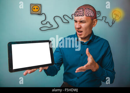 Imprenditore uomo grimaced e tiene in mano un tablet cervello bo Foto Stock