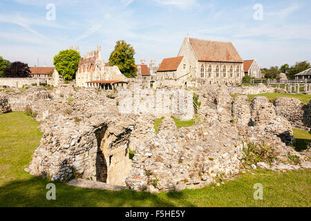 Inghilterra, Canterbury. St Augustines Abbey. Norman cripta di base rimane con il XII secolo Norman grande sala in background. Sole e cielo blu. Foto Stock