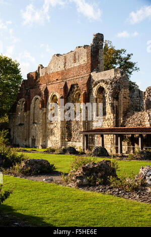 Inghilterra, Canterbury. St Augustines Abbey. Rimane del normanno parete nord della navata della chiesa abbaziale con cielo blu sullo sfondo Foto Stock