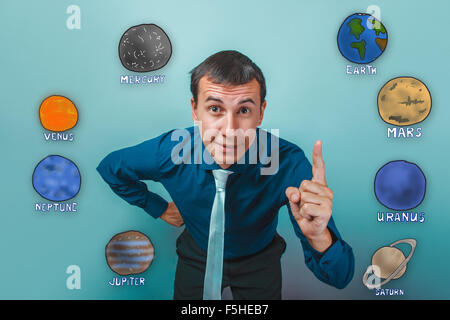 L'uomo imprenditore ridere allegro e sollevato il suo dito indice fino th Foto Stock