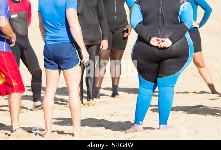 Donna obesa indossando muta ar centro di sport acquatici sulla spiaggia in Spagna