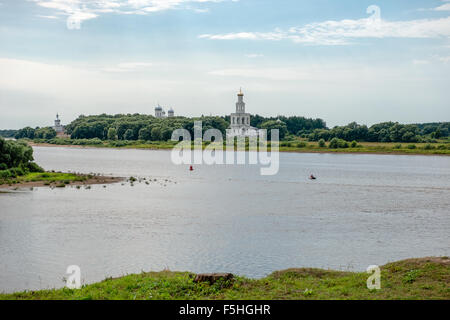 Più vecchio in Russia il St. George's (Yuriev) monastero sulla banca del fiume Volkhov vicino a dove esso fluisce fuori del Lago Ilmen. Sur Foto Stock