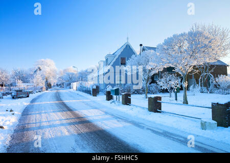 Un bellissimo e tranquillo villaggio in inverno. Fotografato il mattino dopo di una delle notti più freddo registrato nella storia di Th Foto Stock