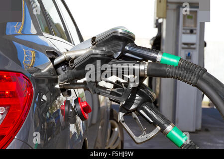 Molti ugelli del carburante in un serbatoio Foto Stock