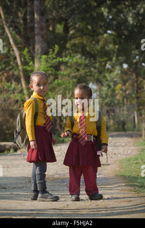 Due giovani nepalesi ragazza di andare a scuola con uniforme in Terai Foto Stock