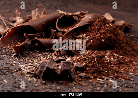 Cioccolato fondente trucioli e una spruzzata di cacao in polvere Foto Stock