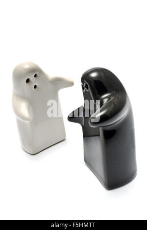 Sale e pepe isolato su bianco Foto Stock