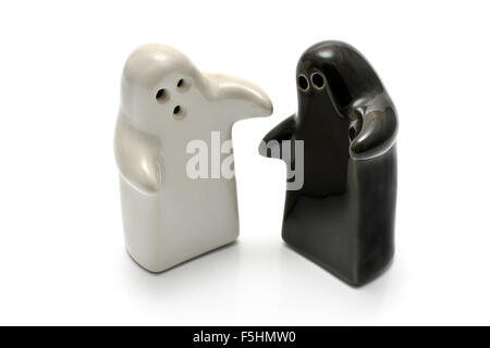 Sale e pepe isolato su bianco Foto Stock