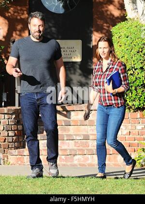 Ben Affleck e Jennifer Garner arriva a un edificio in Santa Monica. Il giovane, che ha annunciato la fine della loro decennale matrimonio il 30 giugno emerse in seguito dall'edificio e a sinistra felicemente insieme in Ben's American muscle car. Dotato di: Jennifer Foto Stock